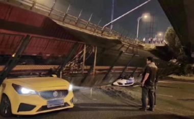 Momenti i frikshëm: Tre të vdekur dhe dy të lënduar pasi një urë shembet duke zënë poshtë makinat në Kinë