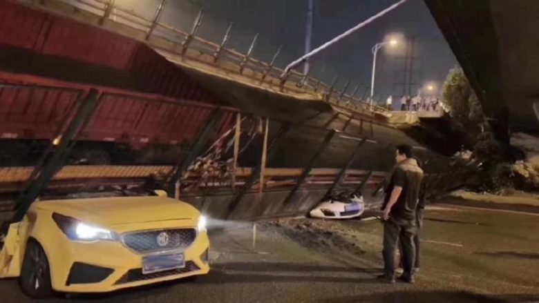 Momenti i frikshëm: Tre të vdekur dhe dy të lënduar pasi një urë shembet duke zënë poshtë makinat në Kinë