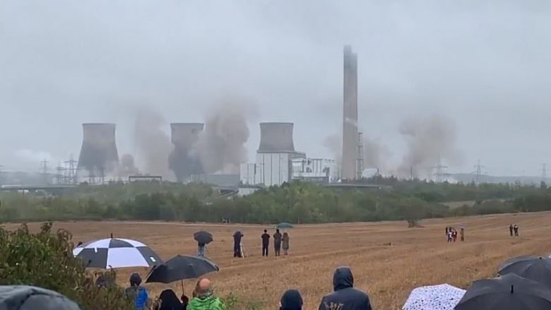 Fundi i një epoke: Momenti i “zhdukjes” së katër oxhaqeve të një termocentrali në Britani të Madhe, përmes një shpërthimi të kontrolluar