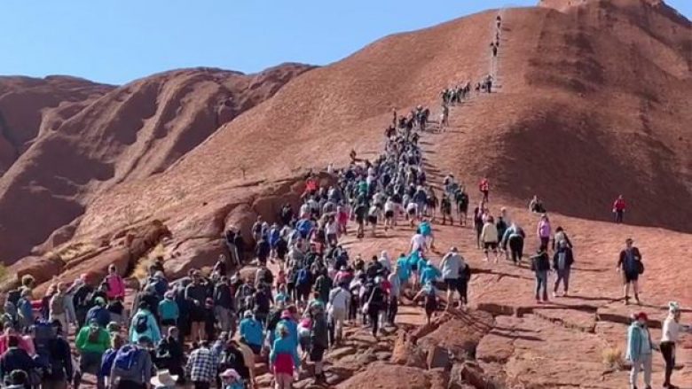 Turistët nxitojnë të ngjiten në shkëmbin e shenjtë Uluru, para mbylljes së përhershme