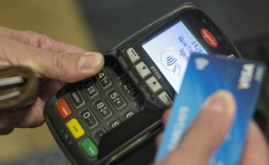 Gjysma e pagesave me kartë debiti tashmë bëhen pa kontakt fizikë