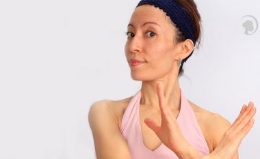 Ushtrimi i jogës për fytyrë fshin gropat dhe rrudhat rreth syve: Këtë secila femër duhet ta provojë – është shumë e thjeshtë