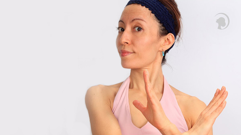 Ushtrimi i jogës për fytyrë fshin gropat dhe rrudhat rreth syve: Këtë secila femër duhet ta provojë – është shumë e thjeshtë