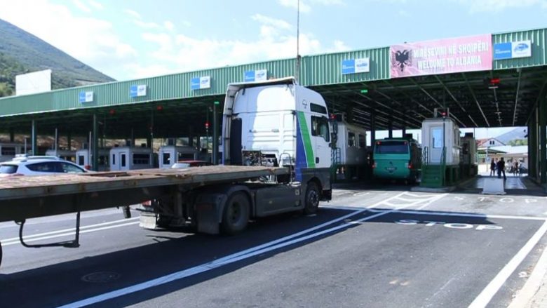 Miliona euro nga tregtia Shqipëri-Kosovë, por në Morinë kamionët presin me orë të gjata