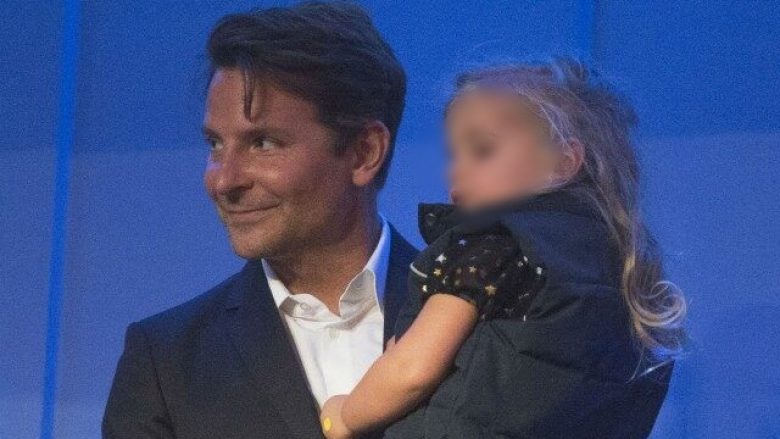Një paraqitje e rrallë publike e Bradley Cooper me vajzën e tij, Lean