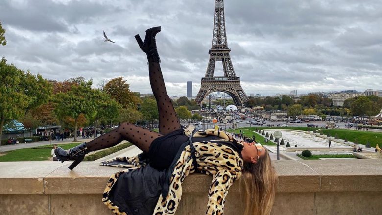 Enca Haxhia me poza tërheqëse dhe provokuese te kulla “Eiffel”