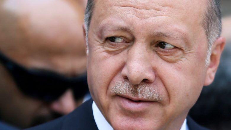Jeta e presidentit turk, Rexhep Tajip Erdogan – fëmijëria e tij, ardhja në pushtet, si i mbijetoi grusht shtetit dhe “poshtërimi” që i bëri presidentit Trump