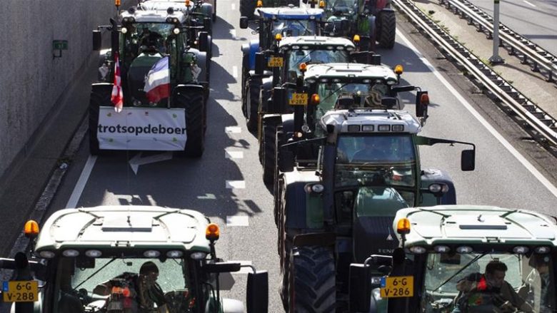 Mijëra traktorë bllokojnë sërish rrugët e Holandës