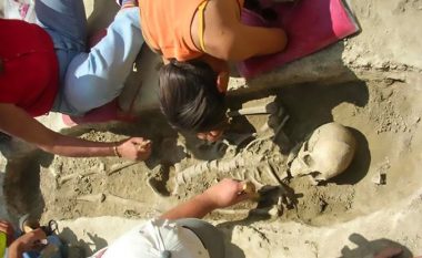 Po gërmonin poshtë rrugëve të Romës, punëtorët gjejnë një skelet misterioz – autoritetet fillojnë hetimin e misterit të “Mummy Piramida”