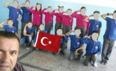 Komuna e Prizrenit i shqipton vërejtje me shkrim mësimdhënësit për fotografinë me përshëndetje ushtarake pranë flamurit turk