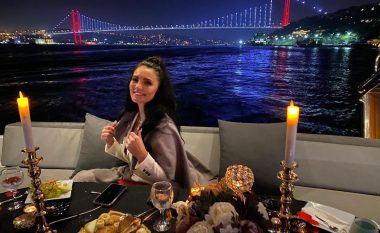 Genta Ismajli shijon darkë romantike në Stamboll