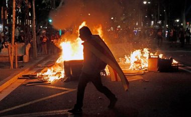 Dhunë në rrugët e Barcelonës, derisa mbështetës katalunas pro-pavarësisë dalin në rrugë dhe përleshen me policinë