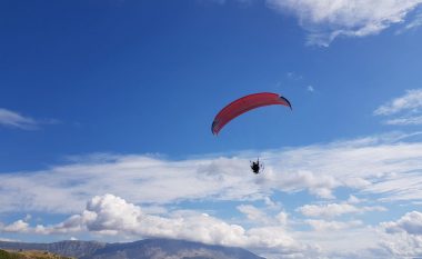 Aventurë në Gjirokastër, 100 sportistë dhuruan spektakël në qiell