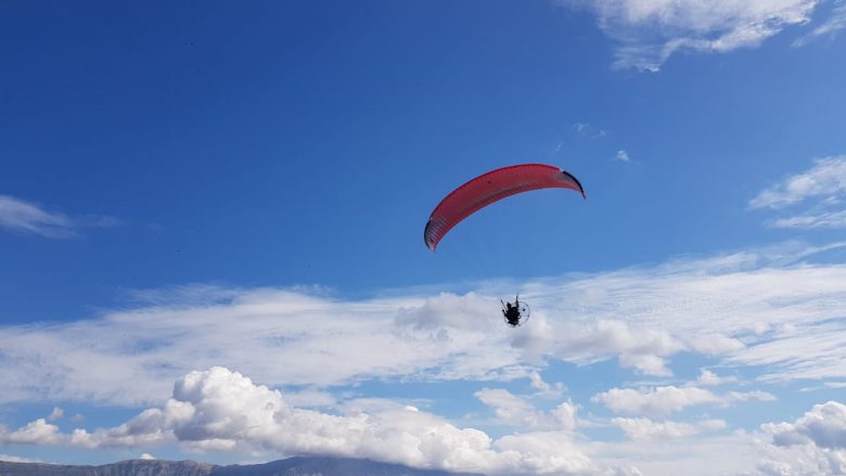 Aventurë në Gjirokastër, 100 sportistë dhuruan spektakël në qiell