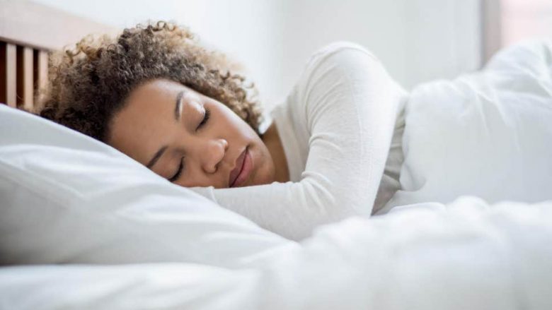 Ata që i bëjnë më pak se 6 orë gjumë janë më të rrezikuar nga vdekja e parakohshme