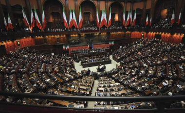 Italia shkurton numrin e parlamentarëve, ligji do të sjellë për arkën e shtetit një kursim prej 100 milionë euro në vit