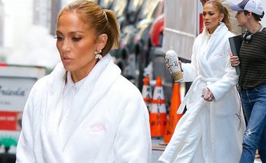 Jennifer Lopez me robdeshambër rrugëve të New Yorkut