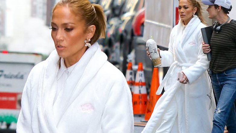 Jennifer Lopez me robdeshambër rrugëve të New Yorkut