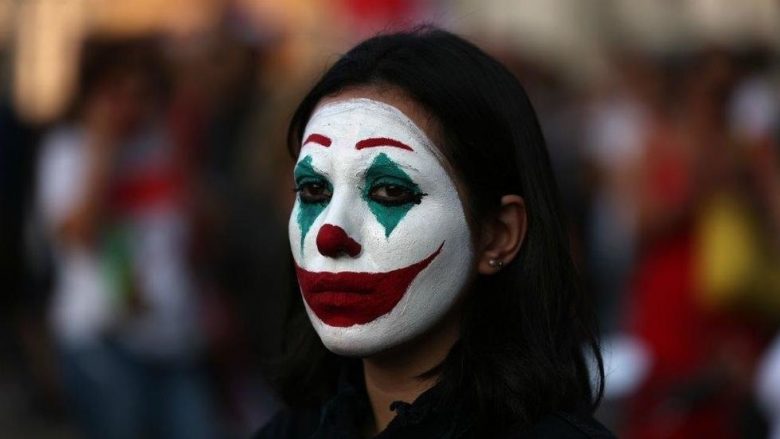 Nga Bejruti në Hong Kong, imazhe që tregojnë se fytyra e Jokerit po shfaqet në protesta gjithandej