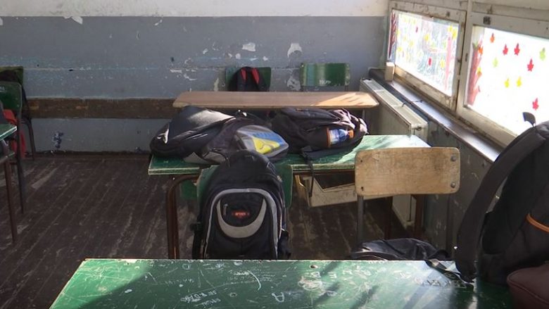 Prindërit paralajmërojnë ndaljen e fëmijëve nga shkolla në Gllarevë të Klinës, për shkak të kushteve të rënda