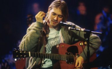 Shitet për 334.000 dollarë xhemperi që e veshi Kurt Cobain në ‘Unplugged’ të MTV