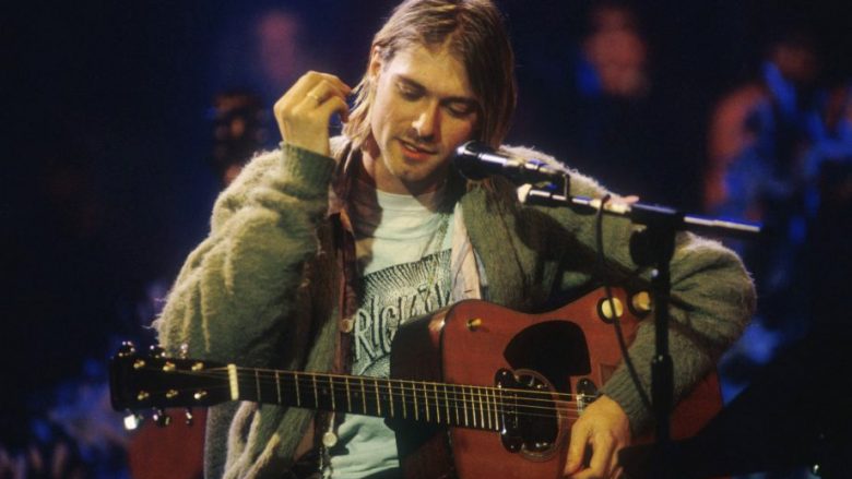 Shitet për 334.000 dollarë xhemperi që e veshi Kurt Cobain në ‘Unplugged’ të MTV