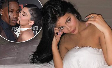Kylie Jenner pozon 'topless' në shtrat, ndërsa rriten shpresat për ribashkim me Travis Scott