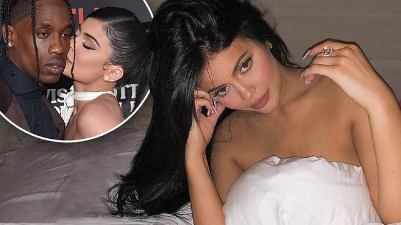 Kylie Jenner pozon ‘topless’ në shtrat, ndërsa rriten shpresat për ribashkim me Travis Scott