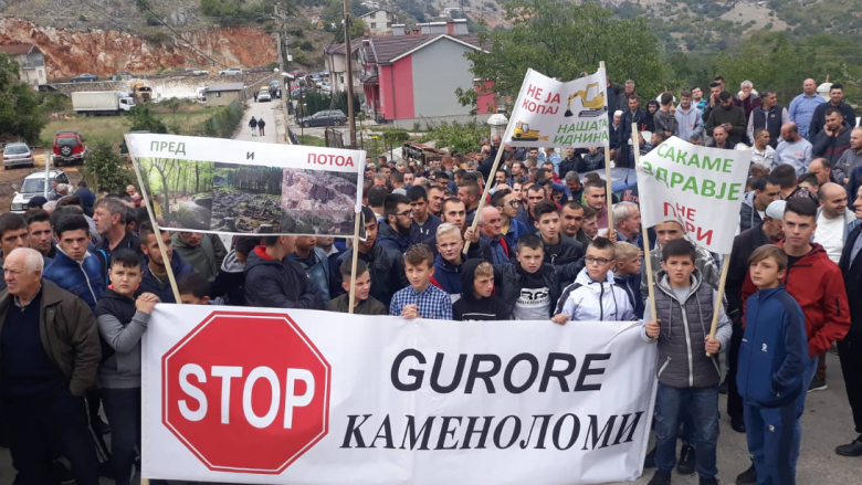 Banorët e Llabunishtës së Strugës protestuan kundër guroreve