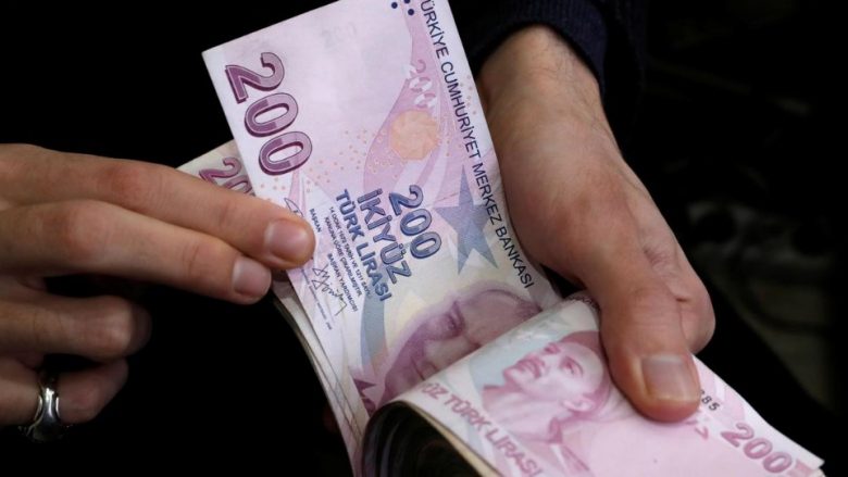 Lira turke brenda javës humb 20 për qind të vlerës