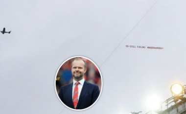 Tifozët e Unitedit me protestë interesante, një pankartë nga aeroplani kërkon largimin e drejtuesit Ed Woodward