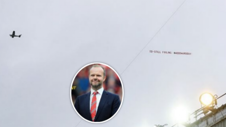 Tifozët e Unitedit me protestë interesante, një pankartë nga aeroplani kërkon largimin e drejtuesit Ed Woodward