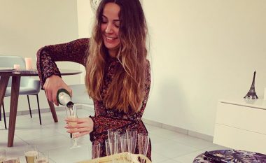 Mimoza Shkodra befasohet me tortë dhe shampanjë në ditëlindjen e saj