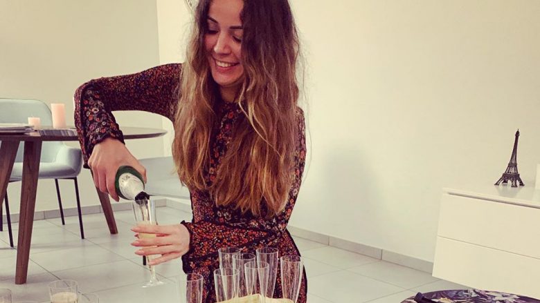 Mimoza Shkodra befasohet me tortë dhe shampanjë në ditëlindjen e saj