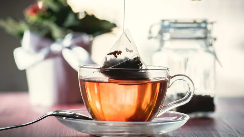 Një qese çaji përmban 16 mikrogramë plastikë: “Konsiderojmë që kjo është tepër”
