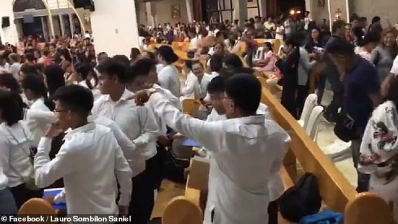 Momenti i frikshëm kur besimtarët bërtisnin dhe iknin të tmerruar, nga tërmeti prej 6.4 shkallësh që lëkundi kishën në Filipine ku ata po luteshin