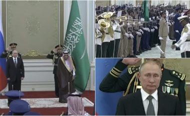 Mënyra se si orkestra ushtarake e Arabisë Saudite interpretoi himnin e Rusisë, lë të habitur Putinin