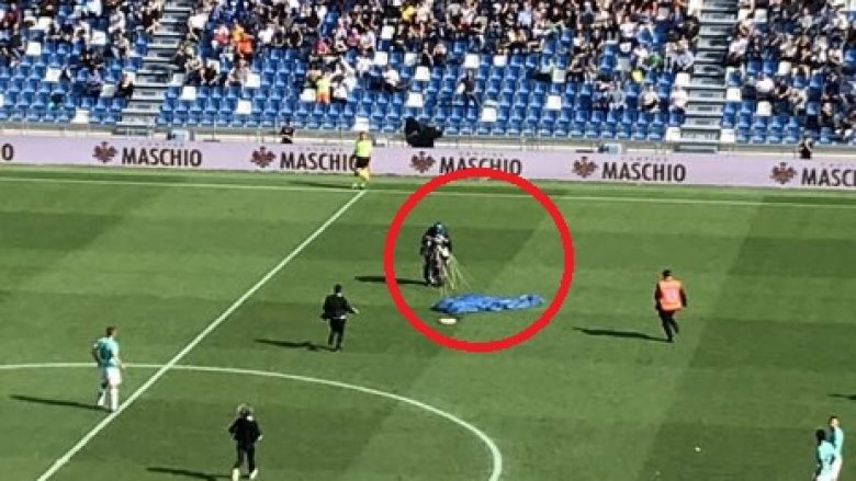 Momenti interesant në sfidën Sassuolo-Inter, një parashutist zbret në fushë dhe ndërpren ndeshjen