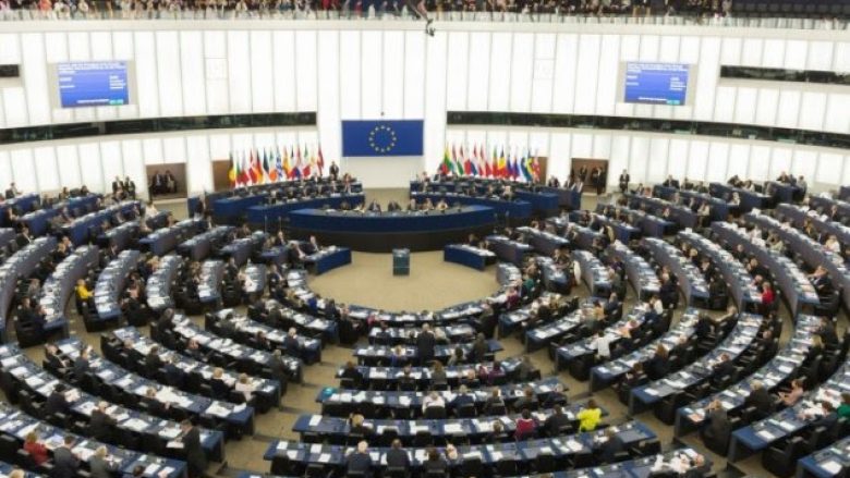 Eurodeputetët dënojnë shtyrjen e negociatave me Shqipërinë dhe Maqedoninë e Veriut