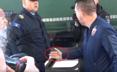 Momenti epik, polici i Kosovës refuzoi t’ia jap dorën zyrtarit të Crvena Zvezdas