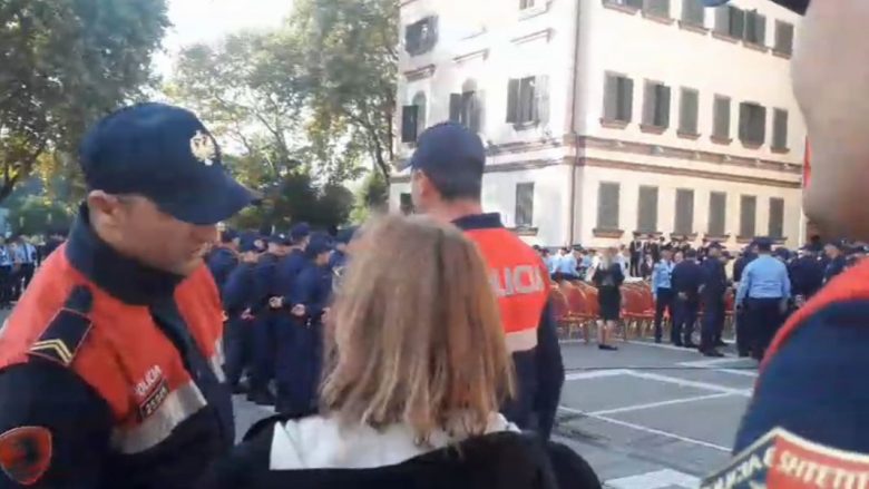 Forca policore në Teatrin Kombëtar, artistë dhe aktivistë ‘ngujohen’ në godinë