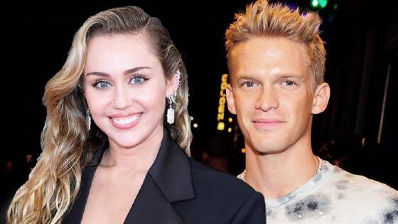 Miley Cyrus kthehet nga spitali dhe publikon një fotografi me të dashurin e saj të ri, Cody Simpson