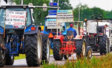 Protestojnë fermerët holandezë, traktorët e tyre shkaktojnë kaos në autostrada