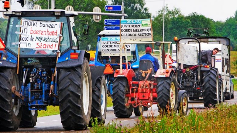 Protestojnë fermerët holandezë, traktorët e tyre shkaktojnë kaos në autostrada