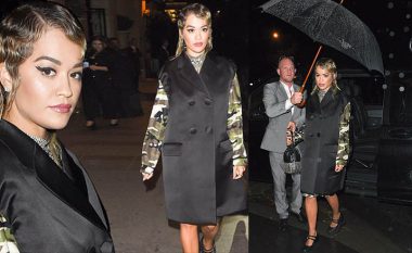 Rita Ora kombinon pallton e zezë me dizajnin ushtarak, merr sërish vëmendje në Paris