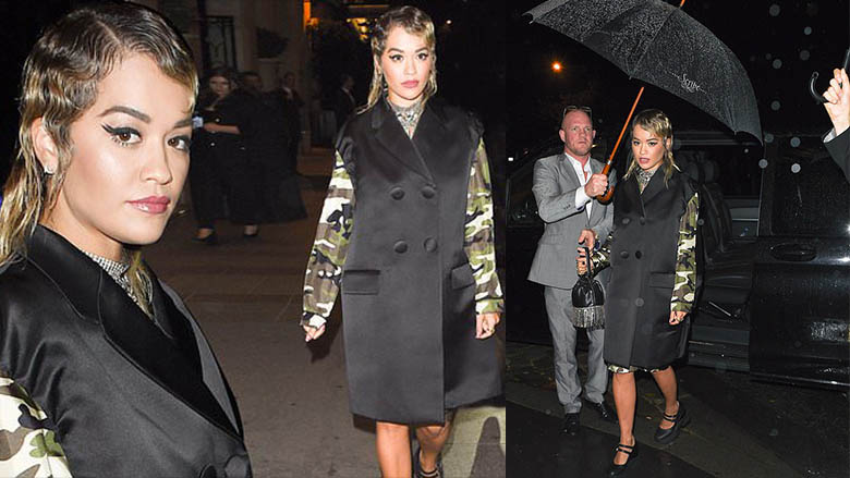 Rita Ora kombinon pallton e zezë me dizajnin ushtarak, merr sërish vëmendje në Paris