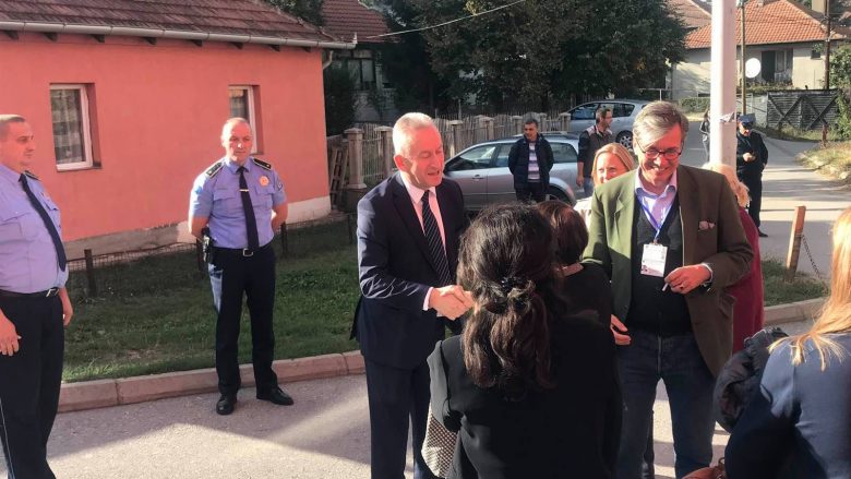 Qalaj viziton zyrtarët policorë në drejtorinë rajonale të Mitrovicës – Veri, vëzhgon implementimin e planit për zgjedhjet