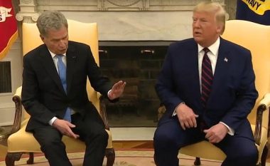 Mos më prek! Momenti kur presidenti i Finlandës duket se “i largon” dorën, derisa Trump i prek gjurin