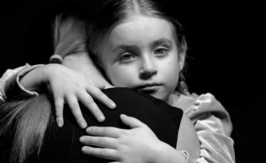 Fuqia e prindërve: Sa më shpesh t’i përqafoni fëmijët tuaj, aq më shumë u zhvillohet truri atyre