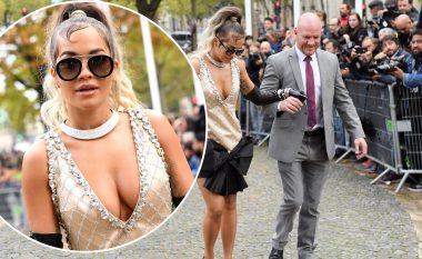 Rita Ora shkëlqen me dukjen e saj plot stil në Javën e Modës në Paris, ndërsa provokon me gjoksin